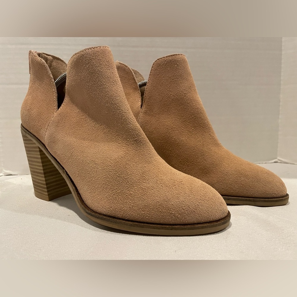 DOLCE VITA DV8 Shai Sand Tan Suede Nubuck Heeled Ankle Bootie Women’s Size 8 1/2